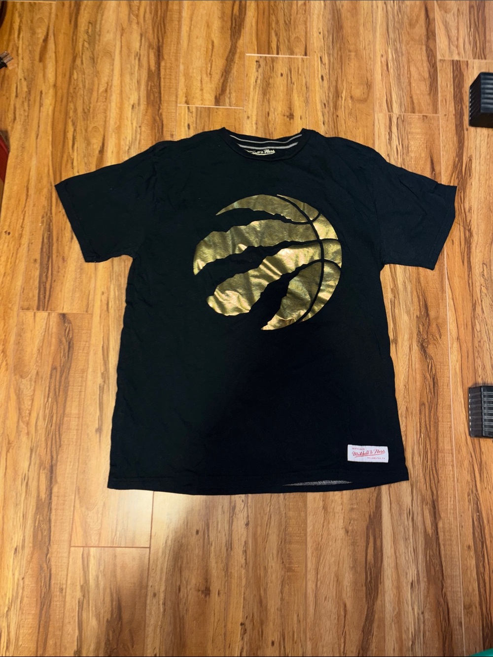 Mitchell & Ness Black T-Shirt with Gold Raptors Emblem